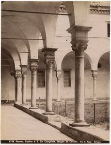 Claustro na Igreja de São João Evangelista, Ravenna, Emilia-Romagna, Itália, fotografia de Pietro Poppi, Bolonha, ca 1900 de Italian Photographer