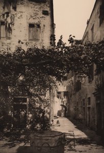 Corte Dolfin em Castello, 1892 de Italian Photographer