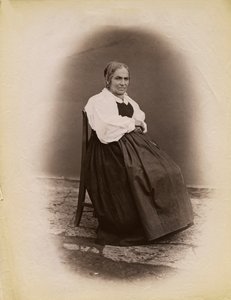Mulher idosa sentada na cadeira, Parre, Lombardia, Itália, fotografia de Premiata Fotografia Taramelli, Bergamo de Italian Photographer