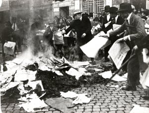 Equipe fascista queima jornais socialistas "Il Paese" depois de devastar o cerco de Italian Photographer
