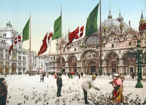 Alimentando os pombos em St Marks Square, Veneza, c.1900 de Italian Photographer