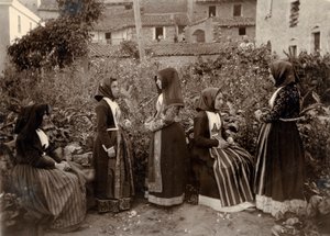 Grupo de mulheres com trajes tradicionais num jardim, Sardenha, Itália de Italian Photographer