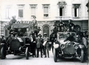 Milão, 3 e 4 de agosto de 1922. A reacção dos fascistas à greve. Equipas de acção na Praça Scala. de Italian Photographer