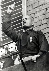 Mussolini com uma camisa preta de Italian Photographer