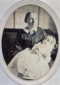 Retrato post mortem de uma menina segurada pela sua mãe, c.1855 (foto a p/b)