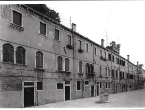 Fileira de casas na Calle Riello, Veneza de Italian Photographer