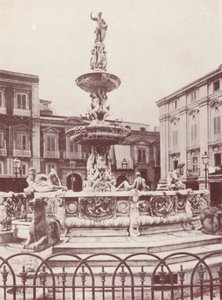 Sicília: Uma fonte em Messina (fotografia a preto e branco) de Italian Photographer