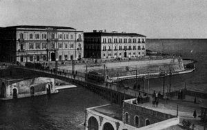 Taranto, Corso due Mari, Ponte giratória (foto a p/b) de Italian Photographer