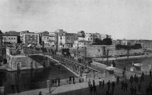 Taranto, ponte de balanço fechada e cidade velha (foto a p/b) de Italian Photographer
