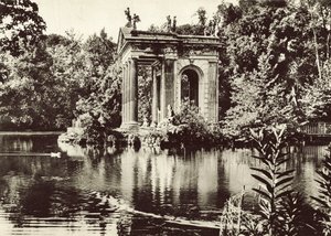 Templo no lago da Villa Borghese de Italian Photographer