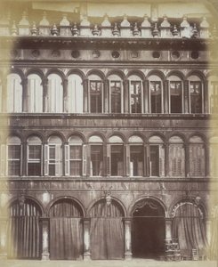 A fachada de um edifício veneziano, c.1865 de Italian Photographer