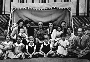A família real italiana. No centro Victor Emmanuel III (Vittorio Emanuele). Entre as crianças sentadas, o 3º da esquerda é o Príncipe Victor Emmanuel (Victor-Emmanuel) (Vittorio Emanuele), o último à direita seu pai Humbert II (Umberto II). 19 de Italian Photographer