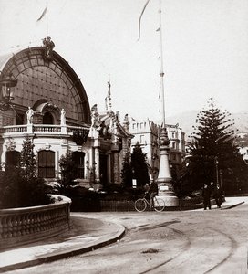 A entrada para a Exposição de Belas Artes em Montecarlo, em 1898, 25/02/1898 (foto a p/b) de Italian Photographer