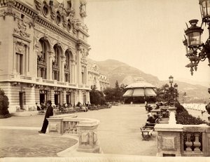 O terraço em frente ao mar perto do Casino de Montecarlo, em Monace de Italian Photographer