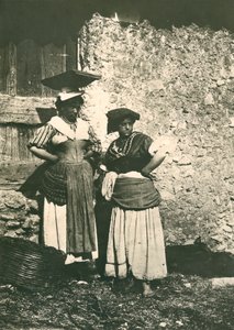 Dois agricultores do campo romano com roupas tradicionais, Itália, cerca de 1910 de Italian Photographer