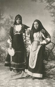 Duas mulheres com roupas tradicionais de Belvi e Aritzo, Sardenha, Itália, cerca de 1910 de Italian Photographer