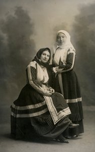 Duas mulheres com trajes tradicionais, Fonni, Sardenha, Itália, cerca de 1915 de Italian Photographer