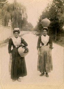 Duas jovens com jarros de terracota, Roccaraso, Abruzzo, Itália, cerca de 1905 de Italian Photographer