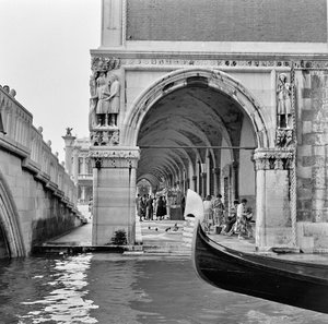 Cena veneziana, c.1960 (foto a p/b) de Italian Photographer