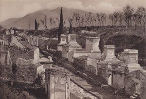 Via Delle Tombe, Street of the Tombs (foto a p/b) de Italian Photographer