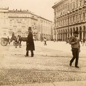Vista da Piazza del Duomo, Milão, 1873 de Italian Photographer