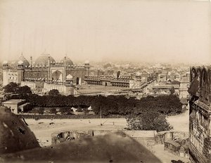 Vista da cidade de Agra e da Mesquita Moti (Forte de Agra), c.1890 (estampa de gelatina prateada) de Italian Photographer