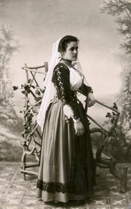 Mulher com vestido tradicional, Sardenha, Itália, cerca de 1910
