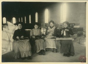 Mulheres a trabalhar numa oficina de passamanaria, Itália, fotografia de F Trembini de Italian Photographer