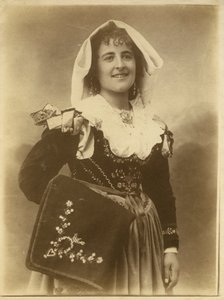 Mulher jovem com vestido tradicional e toucado, Abruzzo, Itália de Italian Photographer