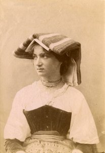 Mulher jovem com vestido tradicional e toucado, campo romano, Lácio, Itália, cerca de 1905 de Italian Photographer
