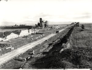 Vista da Via Appia com o arruinado Templo de Hércules e Villa dei Quintilii de Italian Photographer Italian Photographer