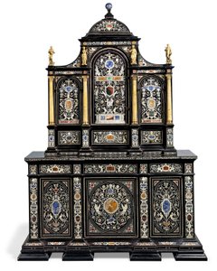 Um gabinete italiano de marfim com ormolu e ébano incrustado em pedra dura e ebonizado (marfim e ébano) de Italian School