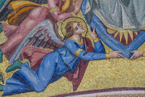 Anjo, detalhe da Assunção de Maria em glória, mosaico, frontão da entrada central na fachada da Catedral de Orvieto, Úmbria, Itália de Italian School