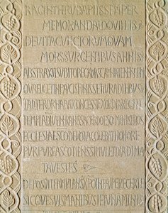 Arqueologia da Idade Média (Idade Média). Arte Bárbara da Lombardia: pedra tumular da Rainha Ragnetrude (Raginthruda) data de 740-750. Arte Lombarda. Pavia, Museu Cívico, Secção Arqueológica (Pavia, Musei Civici, Sezione Archeologia). de Italian School