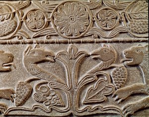 Arqueologia da Idade Média (Idade Média). Arte bárbara da Lombardia: pluto da princesa Teodote, dona do rei Cunipert chamado Cuniperto Pio, regne de 688 a 700). Detalhe do prato com grifos, cerca de 720. Arte lombarda, mármore. Pavia, M de Italian School