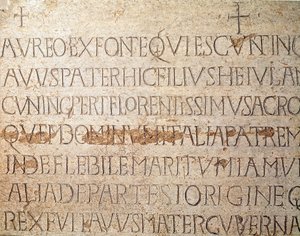 Arqueologia da Idade Média (Idade Média). Arte bárbara da Lombardia: pedra tumular do rei lombardo Cunipert, conhecido como o Pio (Cuniperto, 678-700). Arte lombarda. Pavia, Museu Cívico, Secção Arqueológica (Pavia, Musei Civici, Sezione Archeologia). de Italian School