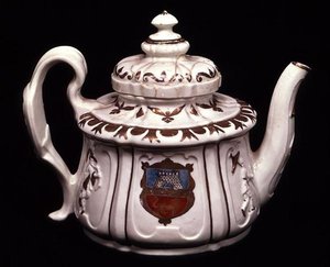 Armorial teapot, fábrica Vezzi, Veneza de Italian School