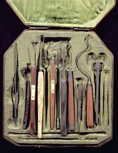 Caixa de instrumentos oftálmicos (madeira e metal)