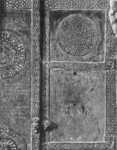 Porta de bronze, Mausoléu de Bohemund I de Hauteville (ver também 266975) (detalhe) (foto a p/b) de Italian School
