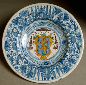 O brasão do Cardeal. Placa de cerâmica produzida em Deruta, Itália. 1620 ao redor de Florença, Museo Nazionale del Bargello de Italian School