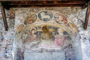Deposição de Cristo entre a Virgem Maria, São João, com símbolos Evangelistas e Agnus Dei em arco de Italian School