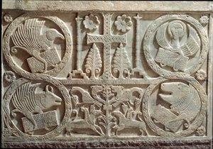 Detalhe de Stuco com símbolos dos quatro evangelistas (tetramorfo): o anjo para São Mateus, o leão para São Marcos, o touro para São Lucas e a águia para São João. 730-740 Cividale, Battistero di San Callisto de Italian School