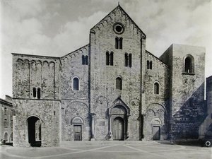 Fachada da basílica, fundada em 1087 para receber as relíquias de São Nicolau (foto a p/b) de Italian School
