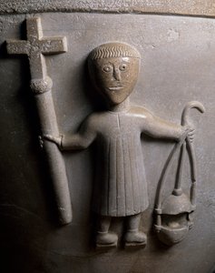Figura de procissão litúrgica, detalhe da pia batismal decorada em relevo, calcário branco, Igreja de San Geminianus, Vicofertile, Emilia-Romagna, Itália de Italian School