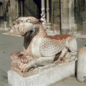 Griffin deitado em um plinto, meados do século 13 de Italian School