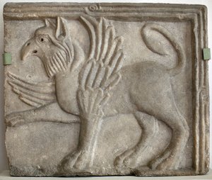 Griffon (ou grype). Baixo relevo esculpido, mármore, Veneza (Itália) do século XII. Galeria Nacional, Palácio Sternberg, Praga (República Checa). de Italian School
