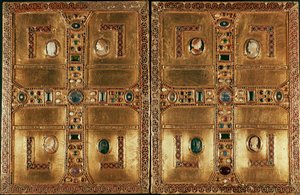 Arte Lombard: Evangélica da Princesa Lombarda Theodelinde de Baviere (século VI). É revestida com placas de ouro adornadas com esmalte, pedras preciosas formando uma cruz latina. 603. Basílica de San Giovanni Battista a Monza Itália - Arte Lombarda: Livro  de Italian School
