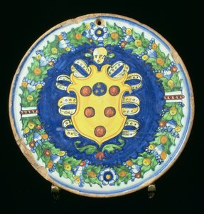 Placa Maiolica que ostenta o brasão Medici com uma borda de folhagem e frutas, italiano, século XVI de Italian School