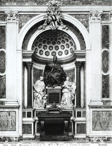 Monumento ao Papa Clemente XII (1652-1740) com urna de pórfiro e colunas do Panteão, entre Temperança (L.) e Prudência (R.) na Capela Corsini (bronze, mármore, pórfiro) (foto a p/b) de Italian School