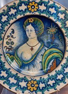 Prato decorado por um belo busto de mulher, com motivo de coroa de espinhos, primeira metade do século XVI (majólica) de Italian School